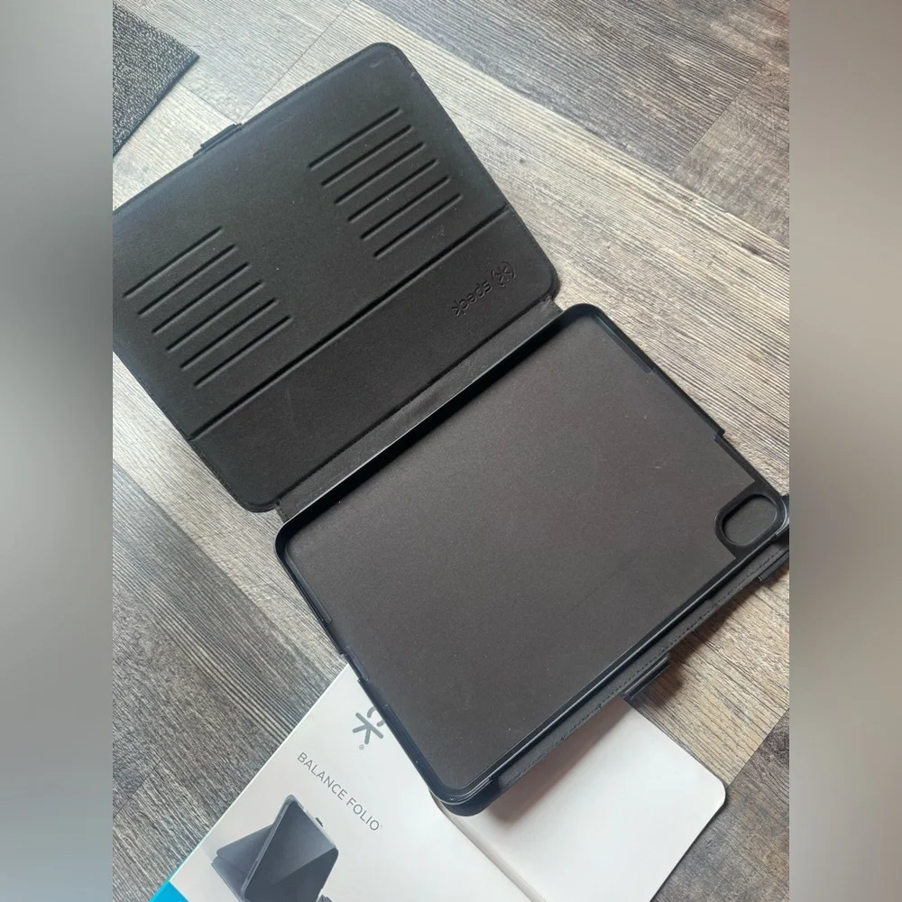 NWT Speck Balance Folio for iPad (2022) - Black and White